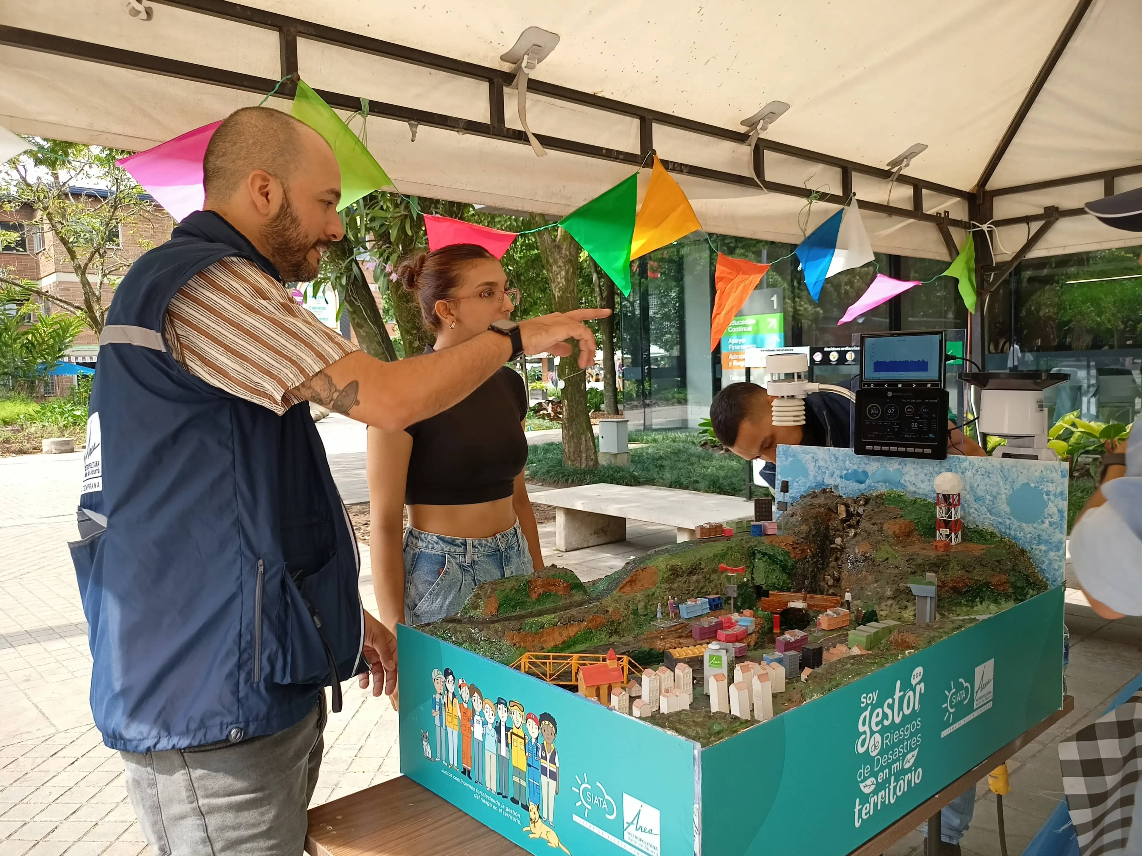 Talentosos participantes conversando en una estación de Next