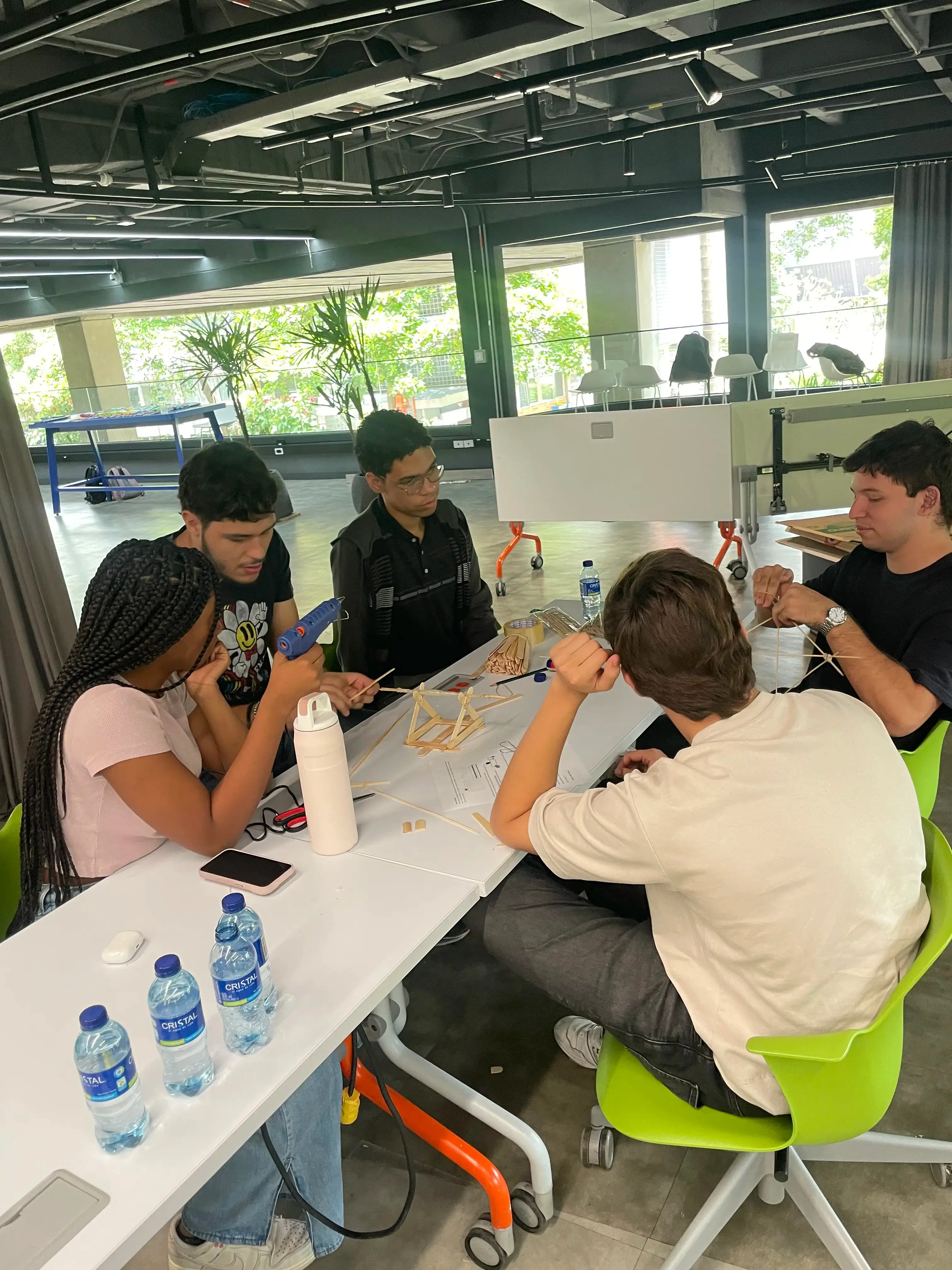 Grupo creativo colaborando durante una actividad de NEXT