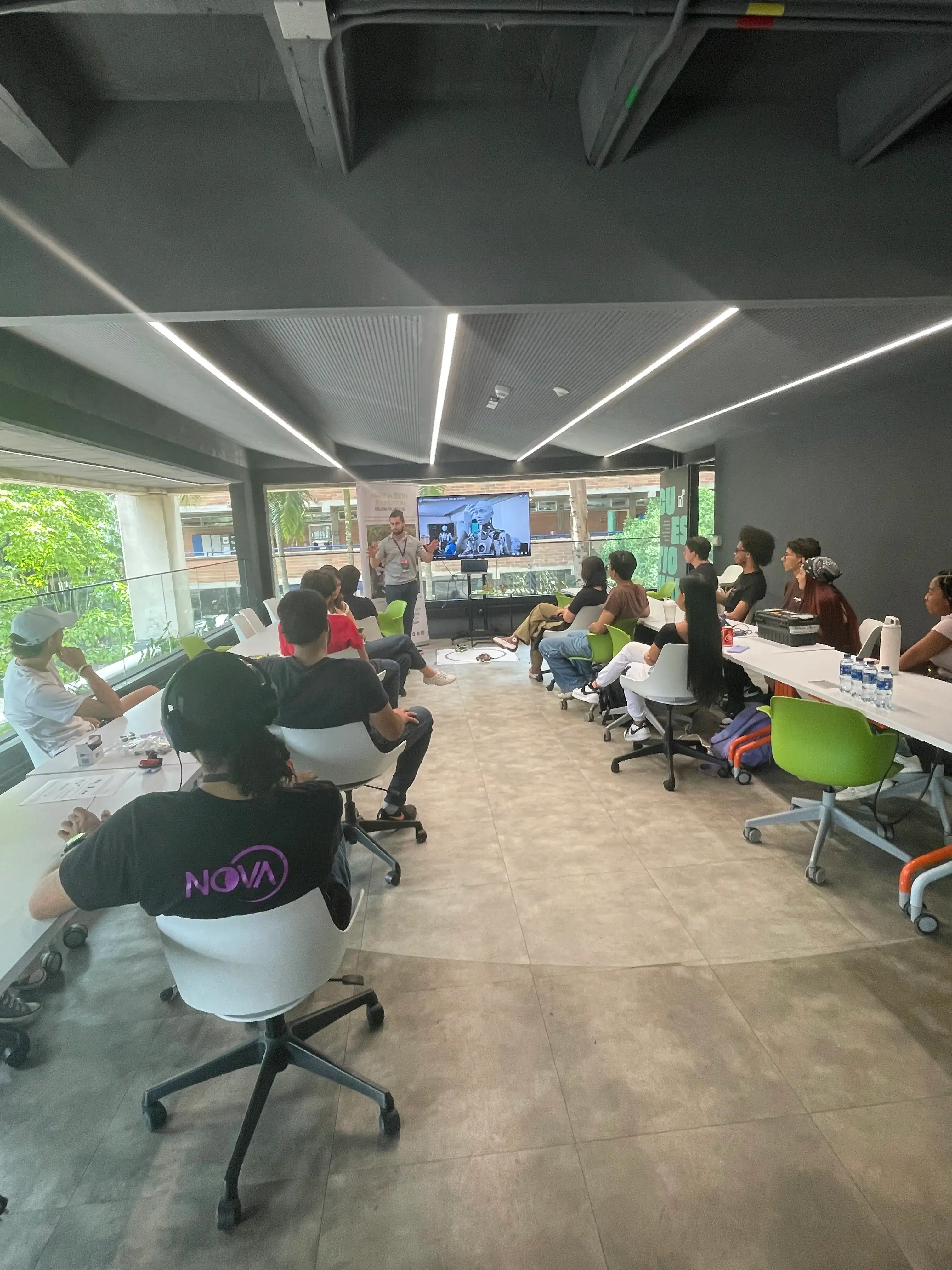Zona de networking con participantes de la comunidad NEXT