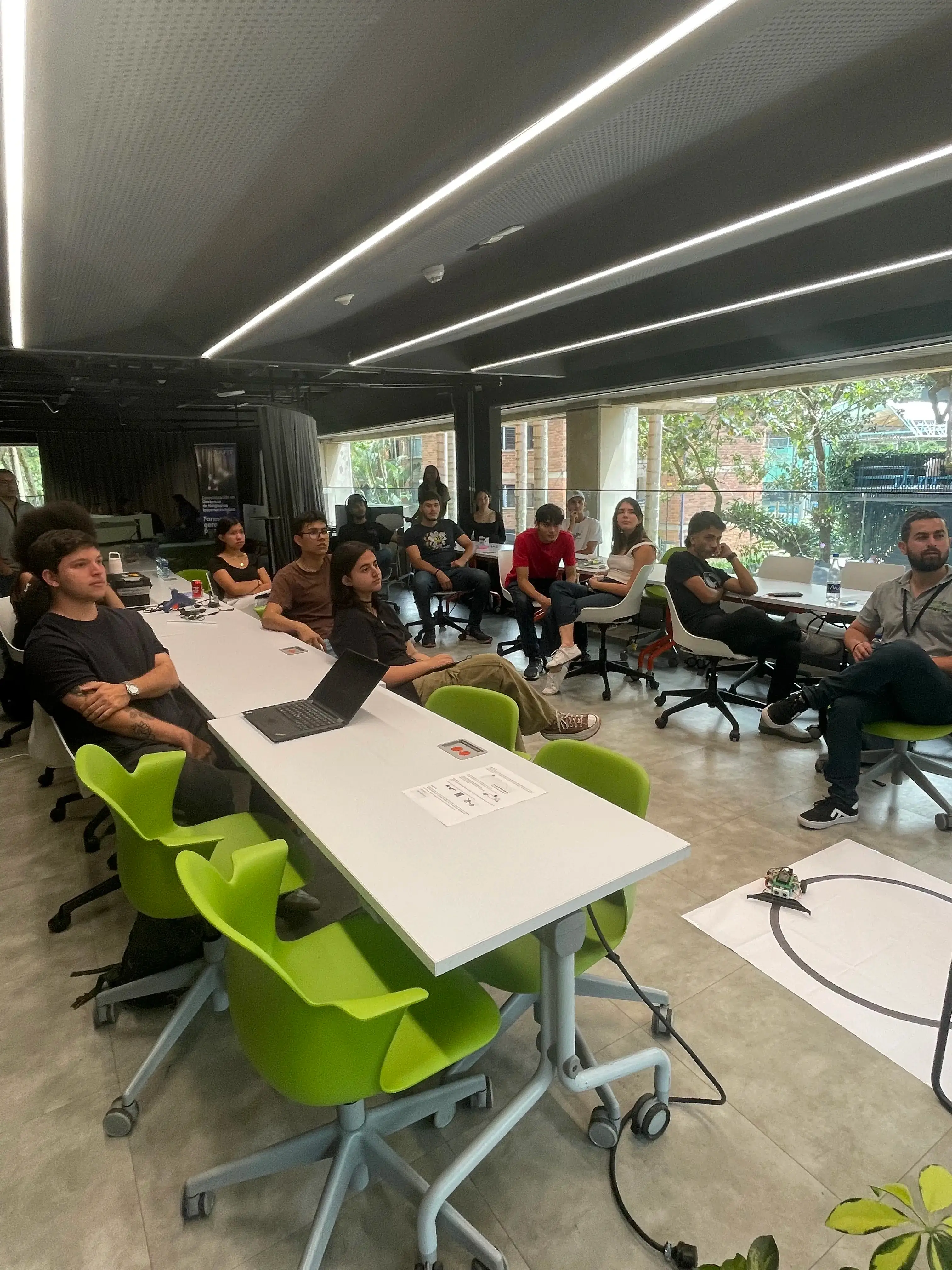 Espacio creativo con dispositivos y elementos de diseño de Next